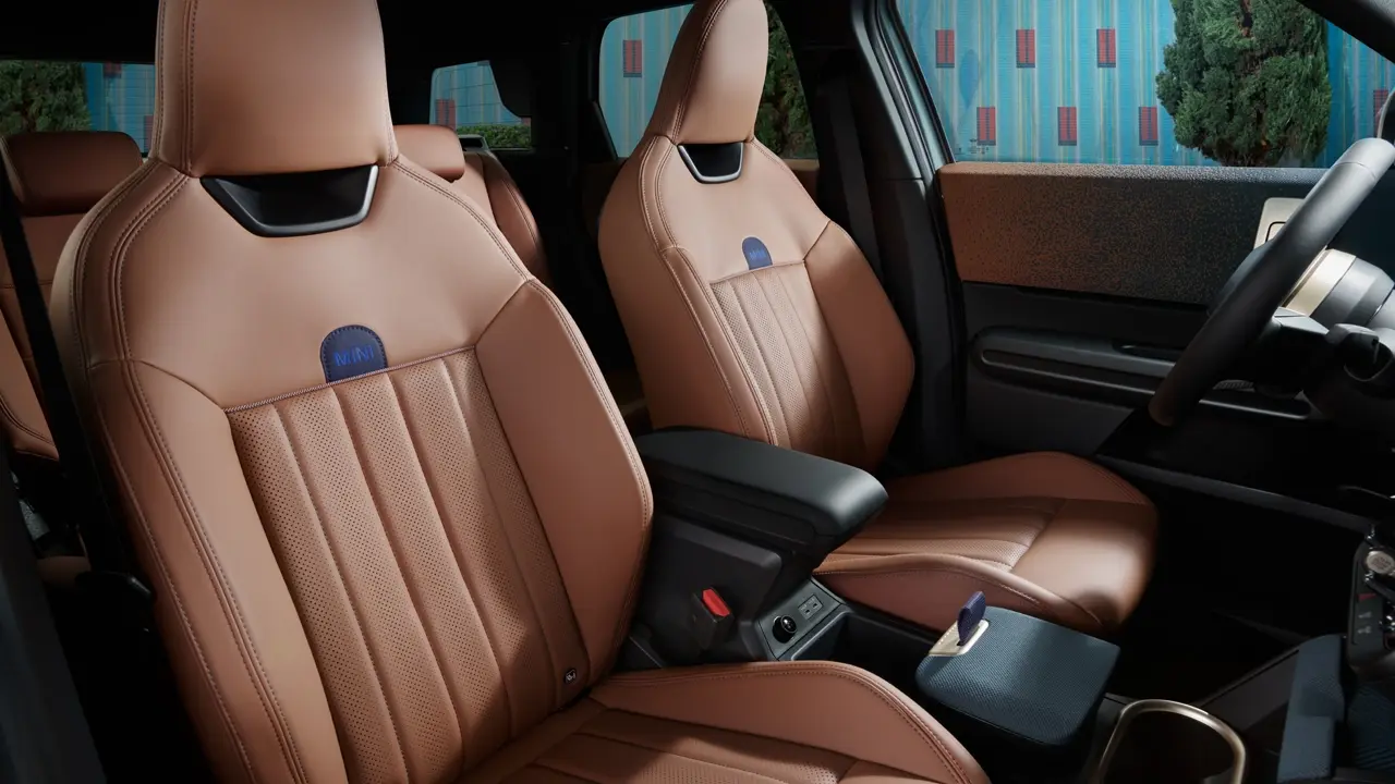 Panoramic view of the MINI Countryman Favoured Style seats in Vintage Brown Vescin from the front seats to the back seats