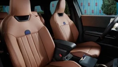 Panoramic view of the MINI Countryman Favoured Style seats in Vintage Brown Vescin from the front seats to the back seats