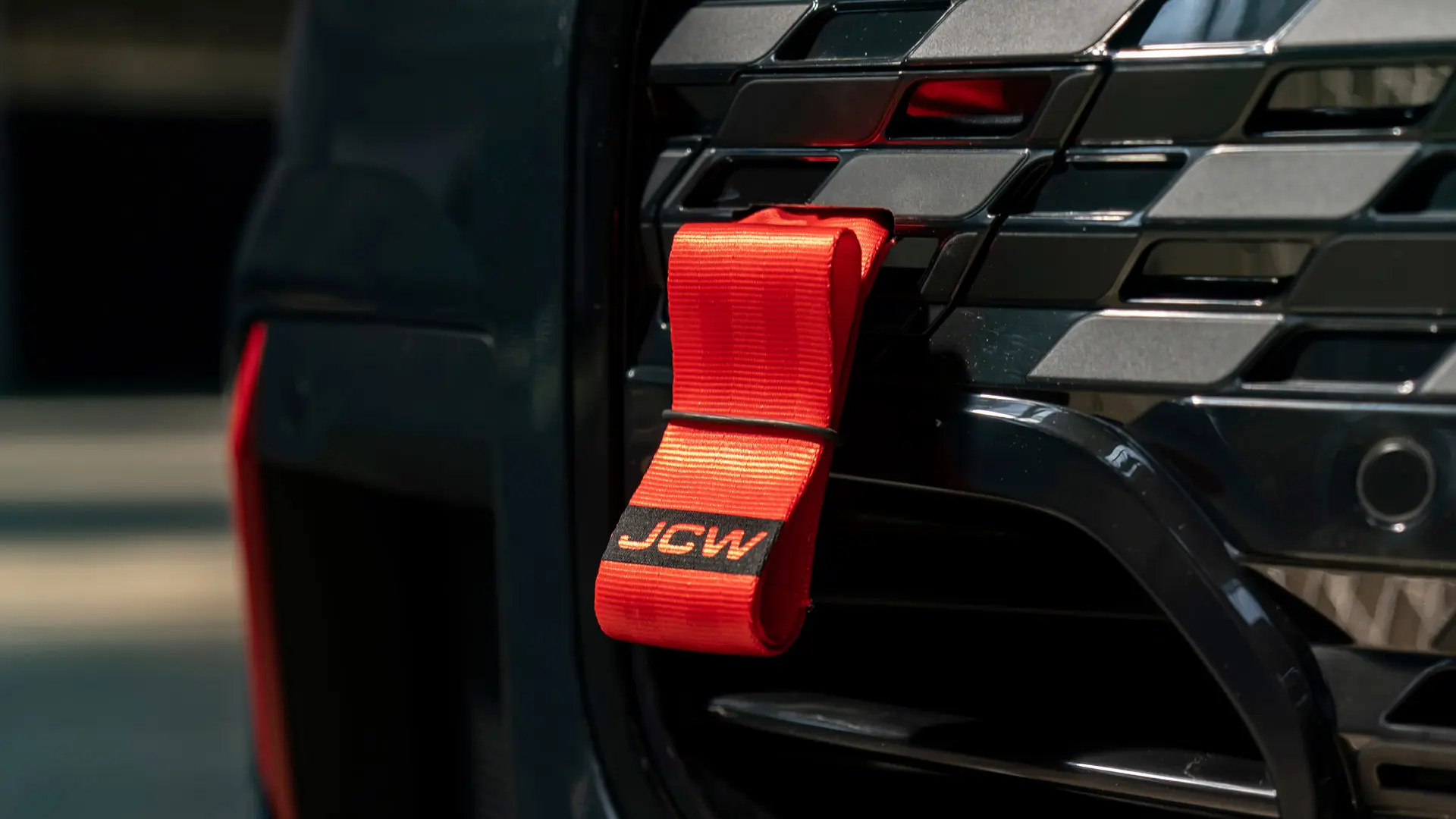 MINI John Cooper Works red tow strap with black JCW logo has a shaft length of 90 mm.