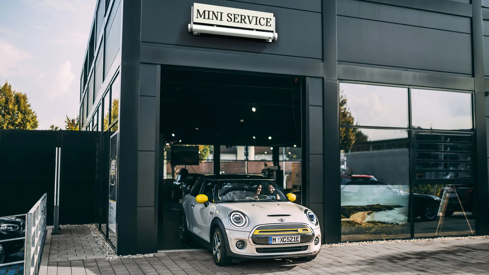 MINI leaves MINI Service Center.