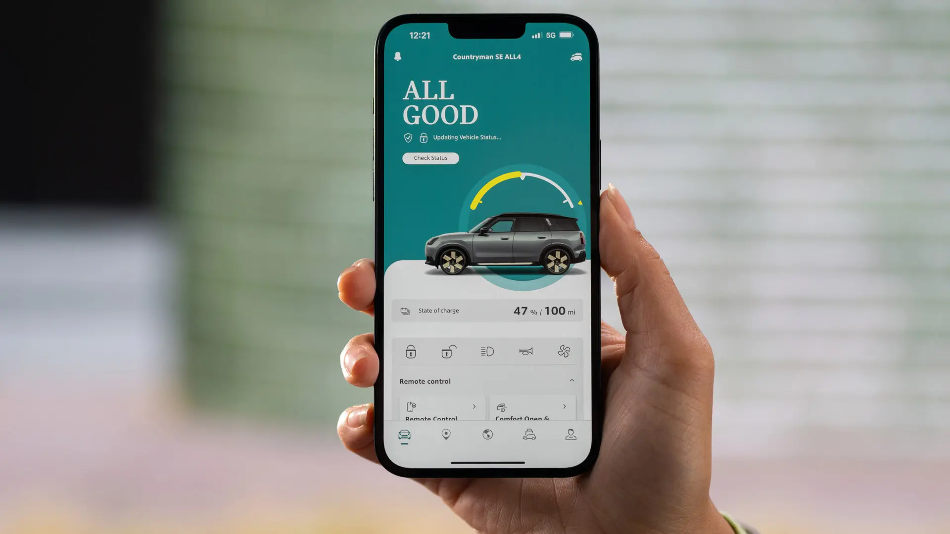 Remote Services in the MINI App showing the current state of charge and estimated remaining range. 