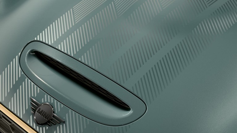 MINI Clubman Untold Edition – bonnet stripes – green